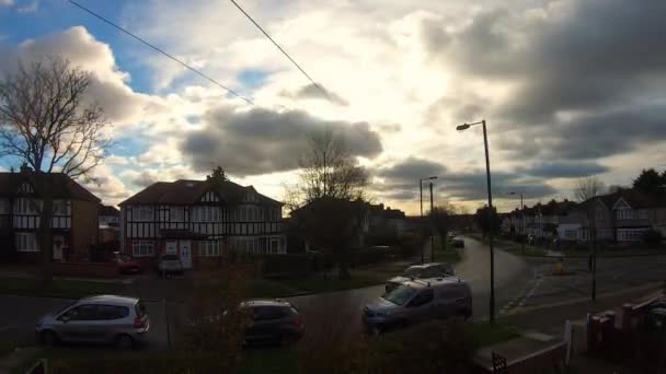 Middag Tot Zonsondergang Uitzicht Residentiële Straat Harrow Londen Met Wolken — Stockvideo