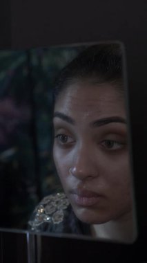 Göz kapağında göz makyajı yapan genç bir kadın aynaya bakıyor. Dikey Video, Kapat, Kapalı