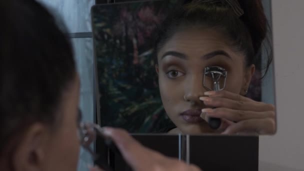 Modern Bengali Woman Using Eyelash Curler Looking Mirror Bloqueado — Vídeo de Stock