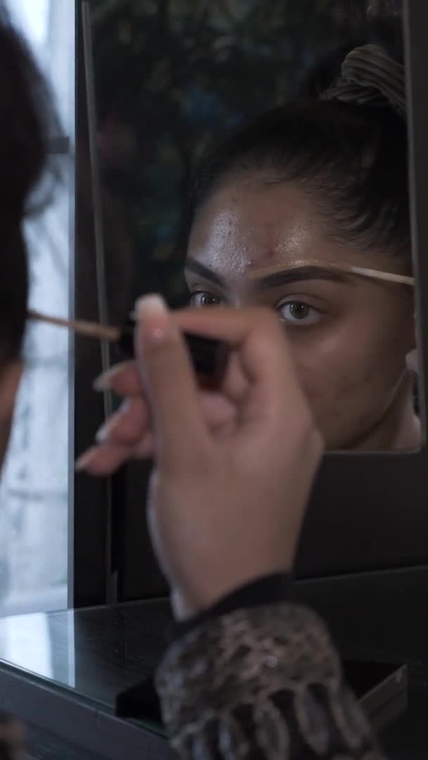 Mujer Joven Usando Ocultador Para Dar Forma Ceja Mirando Espejo — Vídeos de Stock