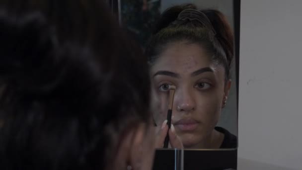 Genç Ngiliz Asyalı Kadın Aynaya Bakış Amaçlı Gizleyici Ile Karıştırıyor — Stok video