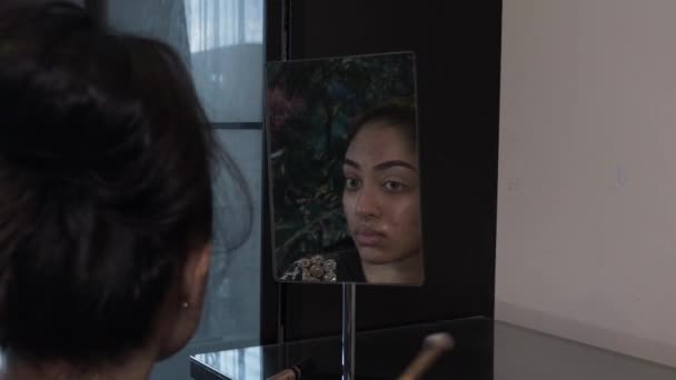 Jeune Belle Femme Appliquant Ombre Sourcils Regardant Dans Miroir Verrouillé — Video