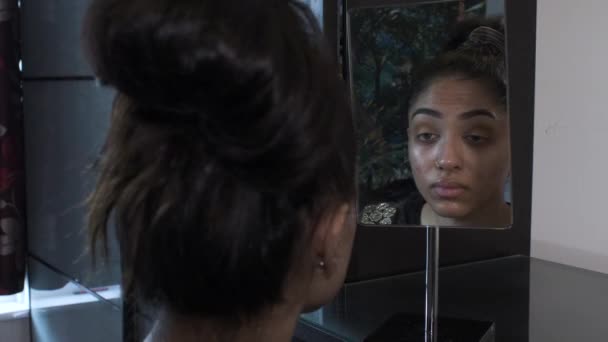 Jovem Fêmea Misturando Sombra Pálpebra Olhando Espelho Bloqueado — Vídeo de Stock