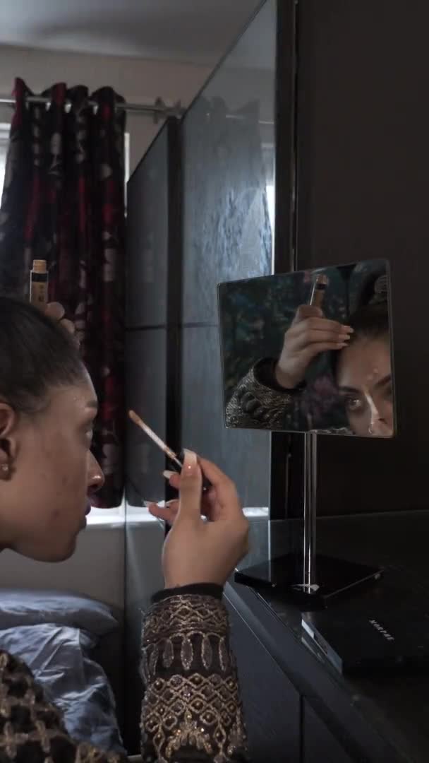 Jonge Vrouwen Die Een Concealer Het Gezicht Steken Kijkend Spiegel — Stockvideo
