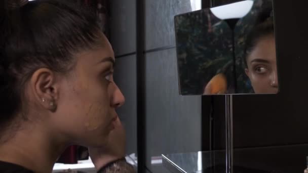Mulheres Jovens Usando Esponja Maquiagem Para Misturar Concealer Rosto Fechado — Vídeo de Stock