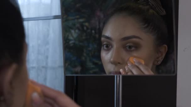 Jovem Reino Unido Asiático Feminino Usando Esponja Maquiagem Para Misturar — Vídeo de Stock