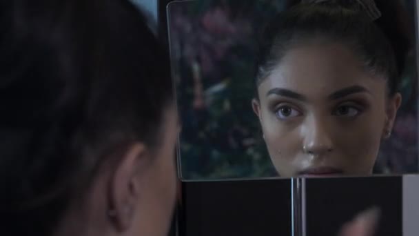 Mujer Joven Usando Las Manos Para Abanicar Aire Alrededor Cara — Vídeos de Stock