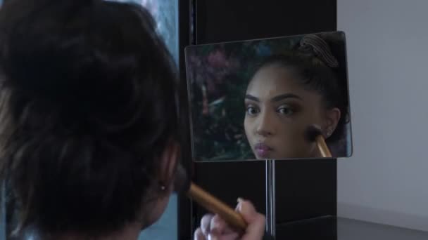 Giovane Femmina Utilizzando Polvere Spazzola Sugli Zigomi Guardando Allo Specchio — Video Stock