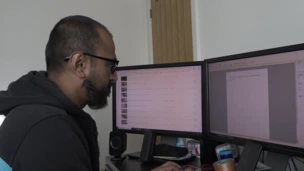 Reino Unido Asiático Masculino Usando Gafas Mecanografiando Delante Los Monitores — Vídeos de Stock
