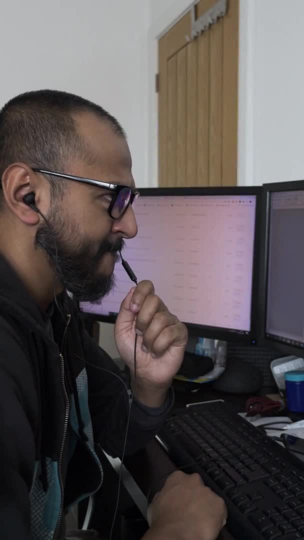 Asian Male Wearing Glasses Falando Fone Ouvido Microfone Home Desk — Vídeo de Stock