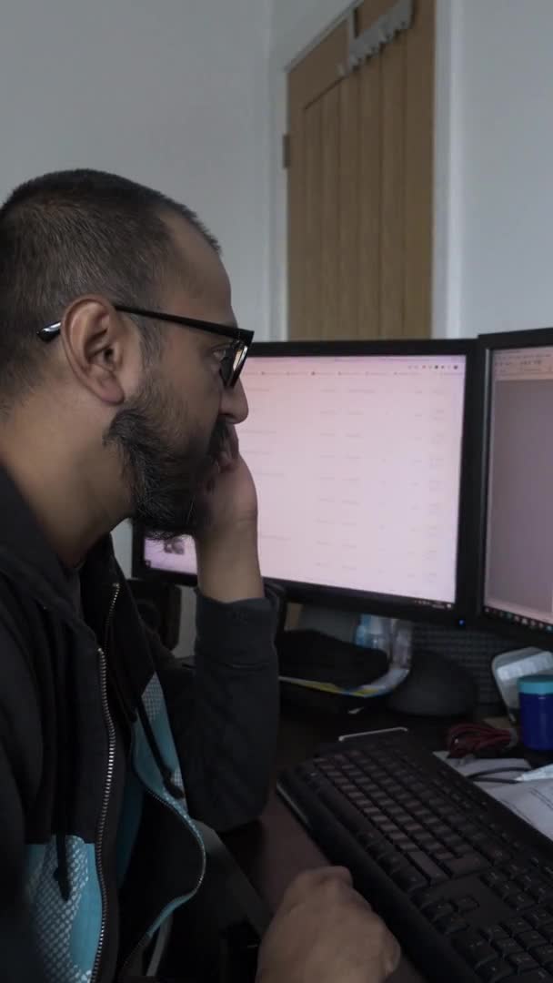 Hombre Adulto Con Gafas Hablando Móvil Ministerio Del Interior Vídeo — Vídeos de Stock