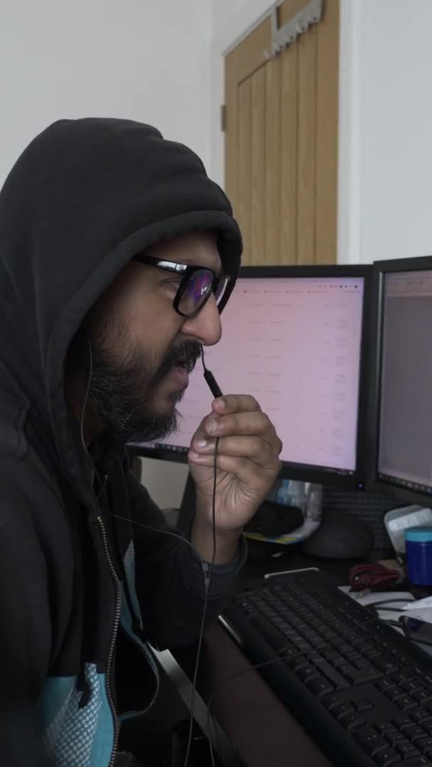 Reino Unido Asiático Masculino Usando Sudadera Con Capucha Gafas Hablando — Vídeos de Stock