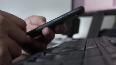 Parmaklar Mobil Klavyenin Üzerinde Kaydırıyor. Düşük Açı, Kapalı, Kapalı, Yan Görünüm