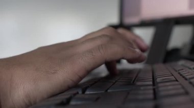 Parmaklar Masaüstü Bilgisayar Klavyesinde Yazıyor. Düşük Açı, Kapalı, Kapalı