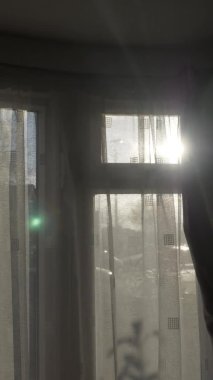 Sunset Viewed Through Curtains. Yavaş Dolly Geriye, Dikey Video, Parallaks Taşı