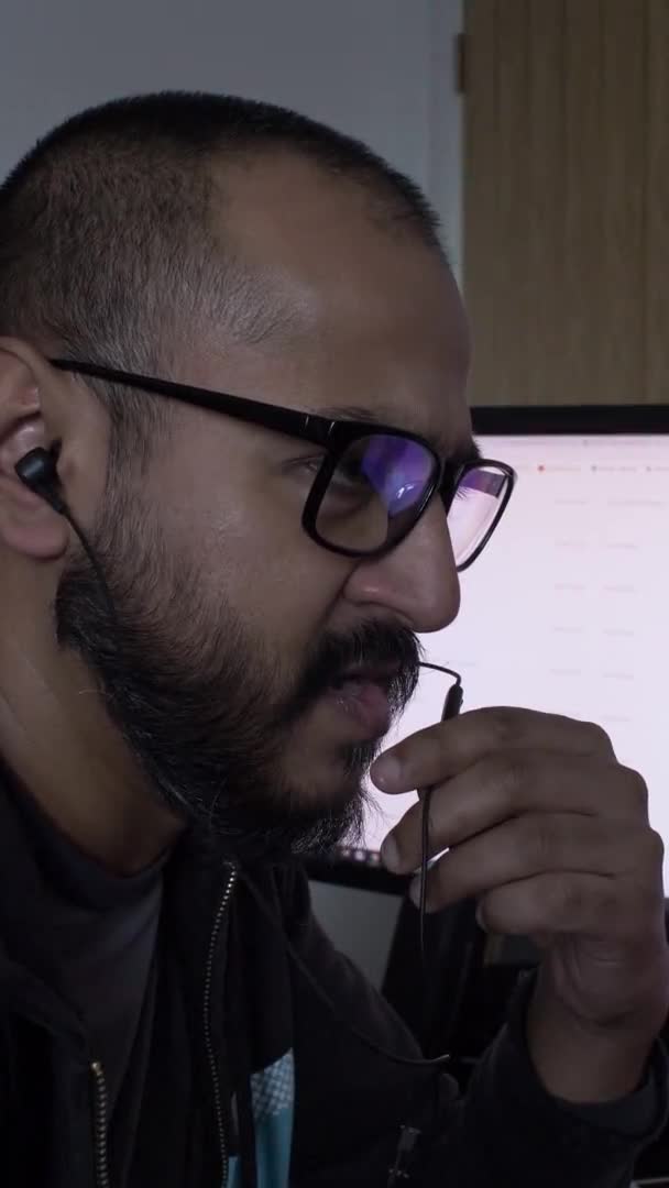 Minoría Étnica Hombre Con Gafas Que Hablan Auriculares Micrófono Vídeo — Vídeos de Stock