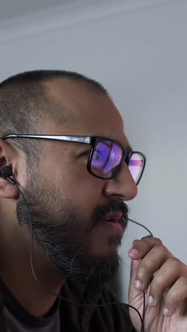 Regno Unito Asiatico Maschio Indossare Occhiali Parlando Microfono Auricolare Video — Video Stock