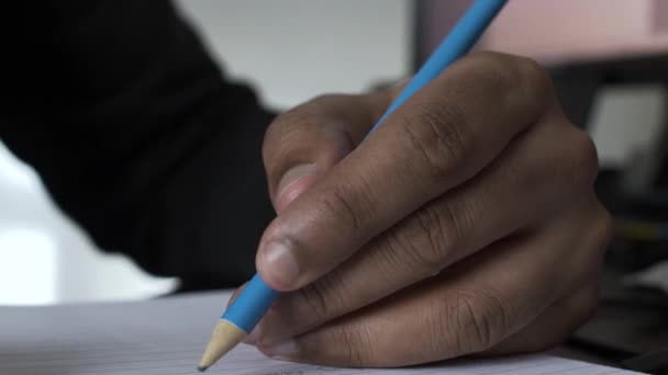 Mão Esquerda Escrita Masculina Minoria Étnica Com Lápis Azul Ângulo — Vídeo de Stock