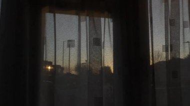 Akşam Günbatımı Gökyüzü Siluetli Ön Pencere ve Perdelerden Bakıldı. Yavaş Araç Sağa