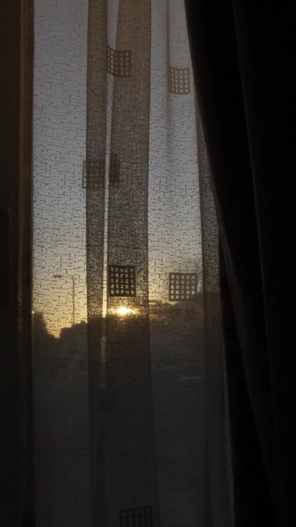 Жовтий Захід Сонця Світло Йде Через Штори Вертикальне Відео Повільний — стокове відео