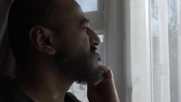 Ethnische Minderheit Erwachsener Männlicher Kämmbart Der Nähe Von Vorhangfenstern Abgeriegelt — Stockvideo