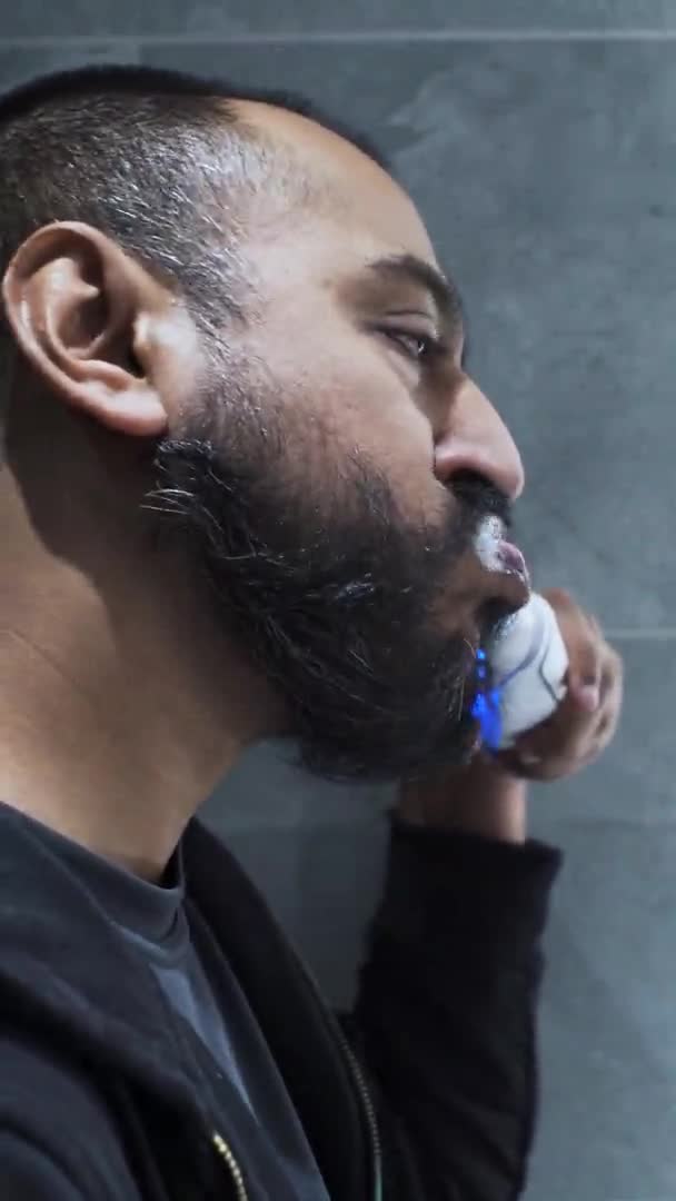 Adulto Barbudo Masculino Usando Escova Dentes Elétrica Vista Lateral Vídeo — Vídeo de Stock