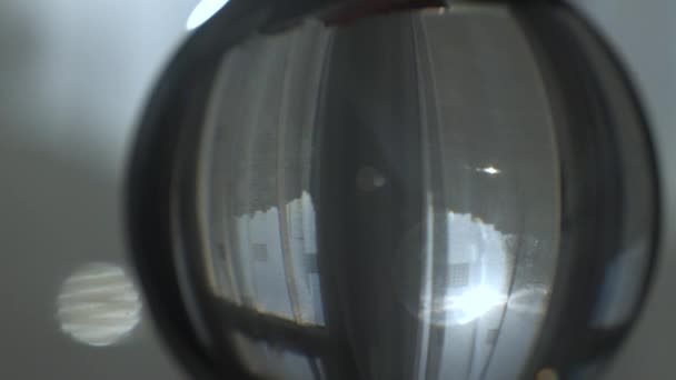 Lensball Avec Soleil Passant Par Les Rideaux Intérieur Camion Parallaxe — Video