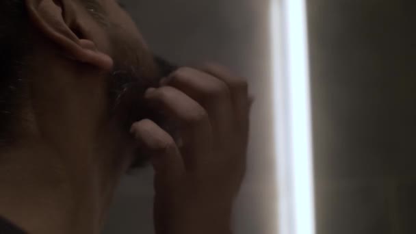 Sobre Vista Ombro Minoria Étnica Adulto Masculino Coceira Barba Bloqueado — Vídeo de Stock