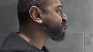 Etnik Azınlık Yetişkin Erkek Gargara Gargarası Tuvalette. Yan Görünüm, Kilitli 