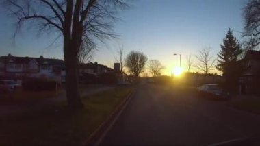 Harrow 'daki Kings Yolu' ndan Giden Sıcak Turuncu Günbatımı Arabası 'nın dışı. Görüntüyü Takip Et