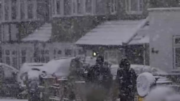 Londra Şiddetli Kar Yağışında Yürüyen Çift Köşkü Kilitli — Stok video