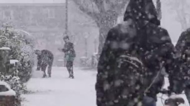 Londra 'daki Kar Fırtınası sırasında Kalede Yürüyen İnsanlar. Kilitli
