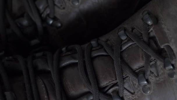 Eskimiş Kahverengi Çizmelerde Çizmeler Yaklaş Yavaş Parallax Truck Solda Dikey — Stok video