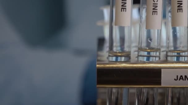 Janssen Covid Vaccine Test Tubes Rack Лялька Праворуч Закрита — стокове відео