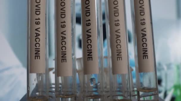 Novavax Covid 19疫苗在Rack的试管中 — 图库视频影像