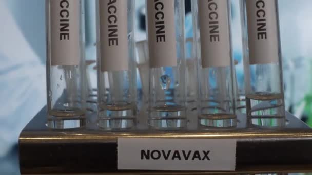 Novavax Covid Impfstoff Reagenzglas Rack Langsame Schwenks Nahaufnahme — Stockvideo