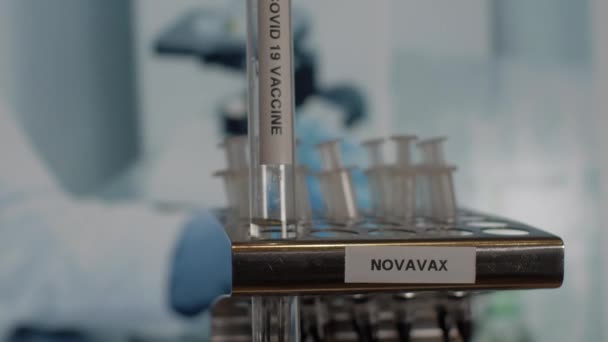 Novavax Covid Frascos Tubo Teste Vacina Sendo Colocados Cremalheira Fechado — Vídeo de Stock