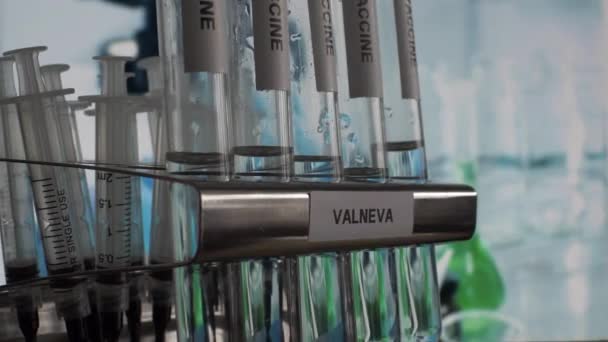 Valneva Covid 19試験管内ワクチンバイアル研究室ラック 遅いパン左 閉じる — ストック動画