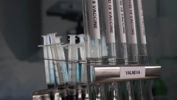 Valneva Covid Vaccine Test Tube Injekční Lahvičky Laboratorním Regálu Pomalý — Stock video