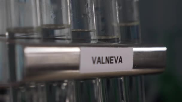Valneva Covid Vacina Tubos Ensaio Rack Laboratório Frascos Pan Esquerda — Vídeo de Stock