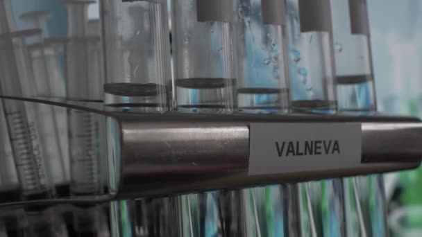 Valneva Covid Vaccine Reageerbuisinjectieflacons Rack Omhoog Close — Stockvideo