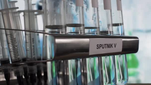 Sputnik Covid Vaccine Reageerbuisinjectieflacons Rack Langzame Pan Links Close — Stockvideo