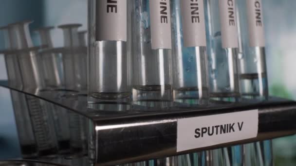 Sputnik Covid 19ワクチン検査管 Vials Laboratory Rack 閉じる 上に傾ける — ストック動画