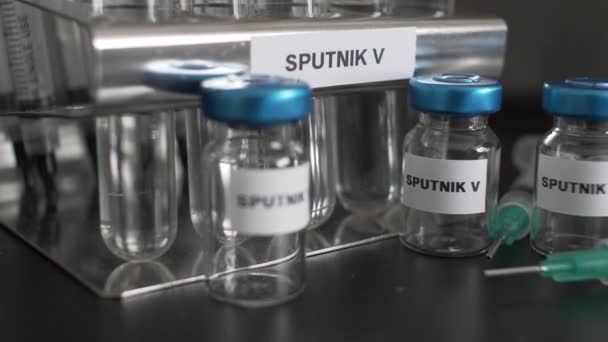 Lege Sputnik Gedeïoniseerde Steriele Injectieflacons Voor Covid Vaccin Dolly Right — Stockvideo