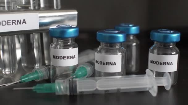 Άδειο Εμβόλιο Moderna Depyrogenated Sterile Vials Για Covid Ντόλι Αριστερά — Αρχείο Βίντεο