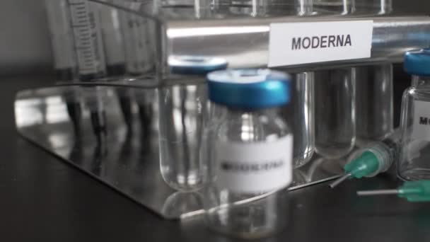 Lege Moderna Gedegenereerde Steriele Injectieflacons Voor Covid Vaccin Dolly Right — Stockvideo