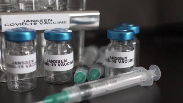 Lege Janssen Gedeïoniseerde Steriele Injectieflacons Voor Covid Vaccin Close Langzaam — Stockvideo