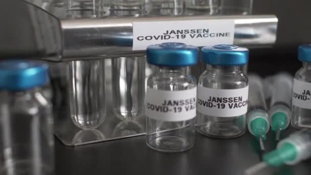 Prázdné Injekční Lahvičky Naneseným Sterilním Přípravkem Janssen Pro Covid Vaccine — Stock video