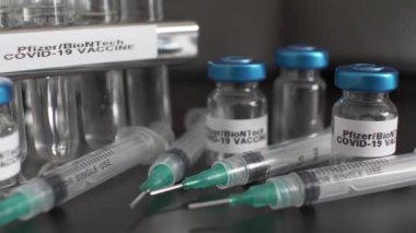 Covid aşısı için Boş Pfizer Biontech Depyrogenated ve Steril Şişeler. Dolly sol, Yakın çekim