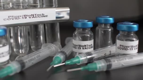 Lege Pfizer Biontech Gedeïoniseerde Steriele Injectieflacons Voor Covid Vaccin Dolly — Stockvideo